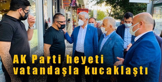 AK Parti heyeti vatandaşla kucaklaştı