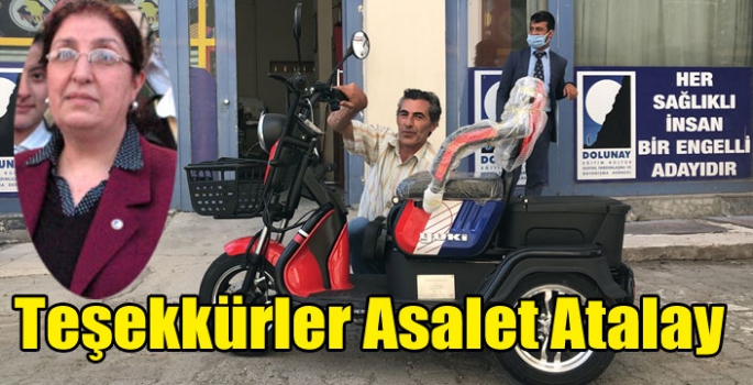 Asalet Atalay, engelli Engin Aktaş’a elektrikli araba hediye etti