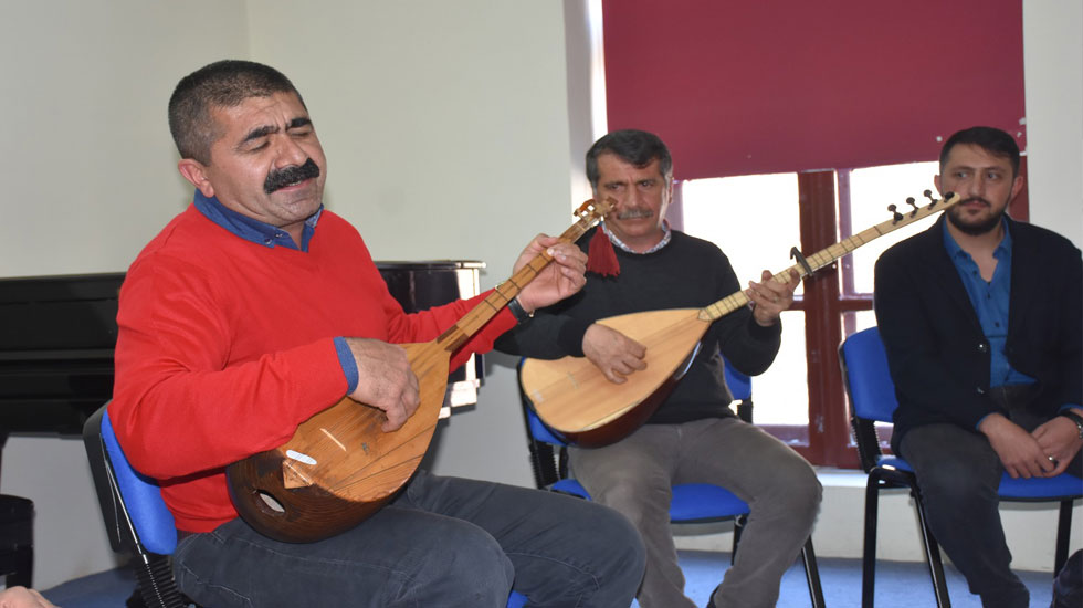 Aşık Veysel’in Sazı KAÜ’lü Öğrencileri Büyüledi