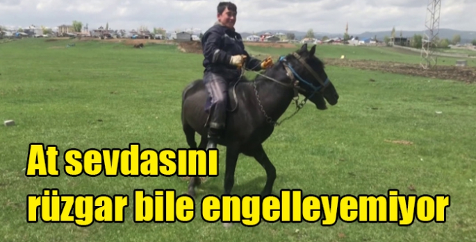 At sevdasını rüzgar bile engelleyemiyor