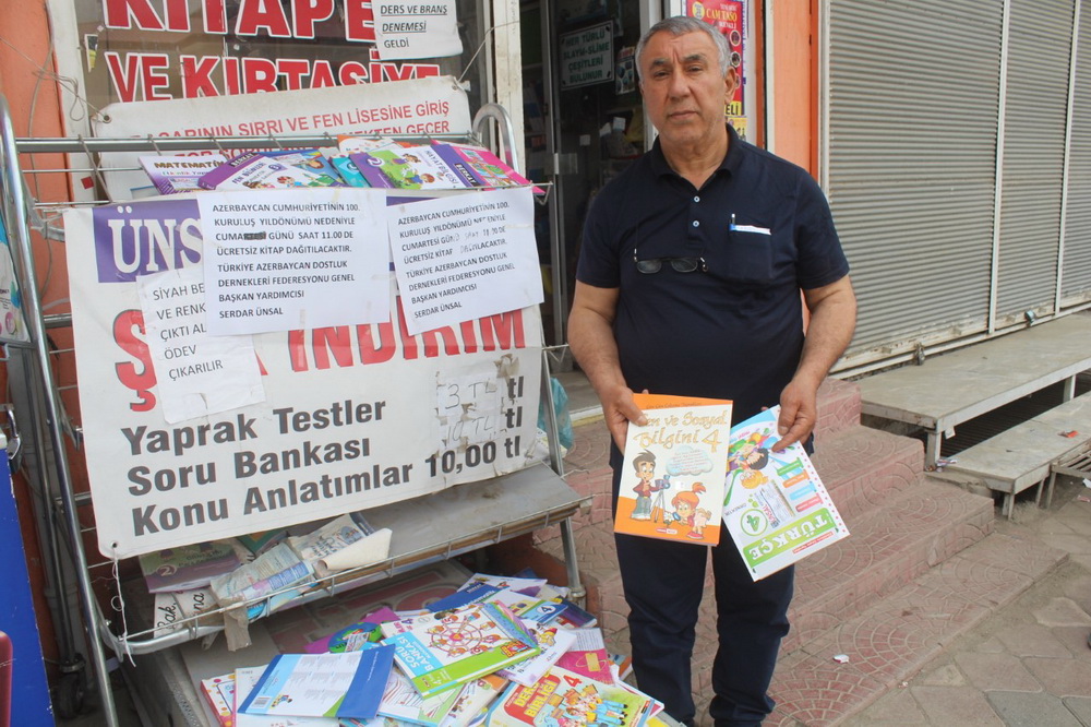 Azerbaycan Anısına Ücretsiz Kitap Dağıttı