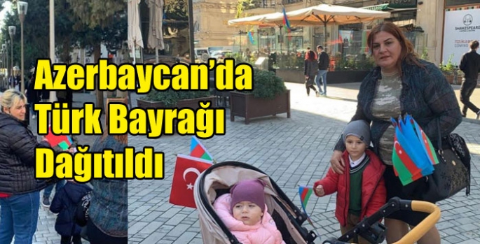 Azerbaycan’da Türk Bayrağı Dağıtıldı