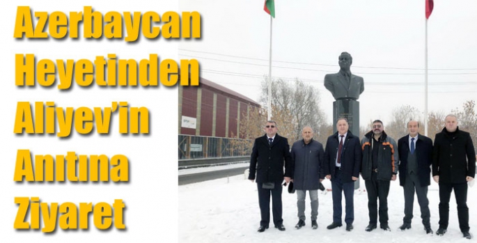 Azerbaycan Heyetinden Aliyev’in Anıtına Ziyaret