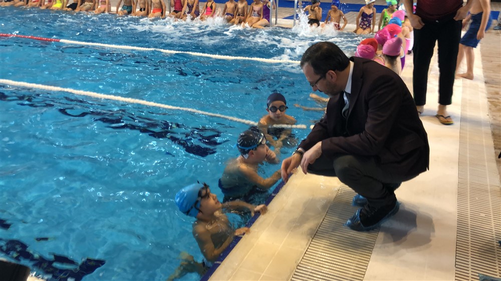 Bakan Kasapoğlu, Kars Yarı Olimpik Yüzme Havuzunu ziyaret etti