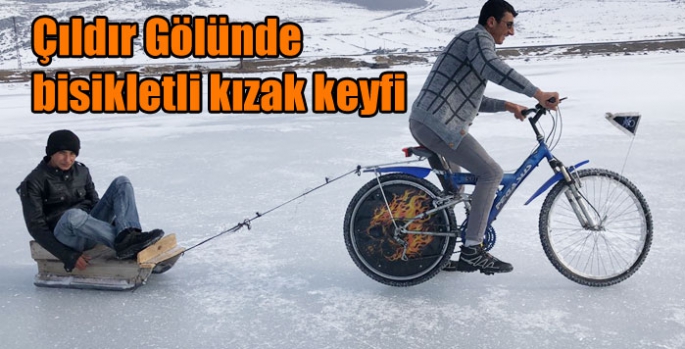 Çıldır Gölünde bisikletli kızak keyfi