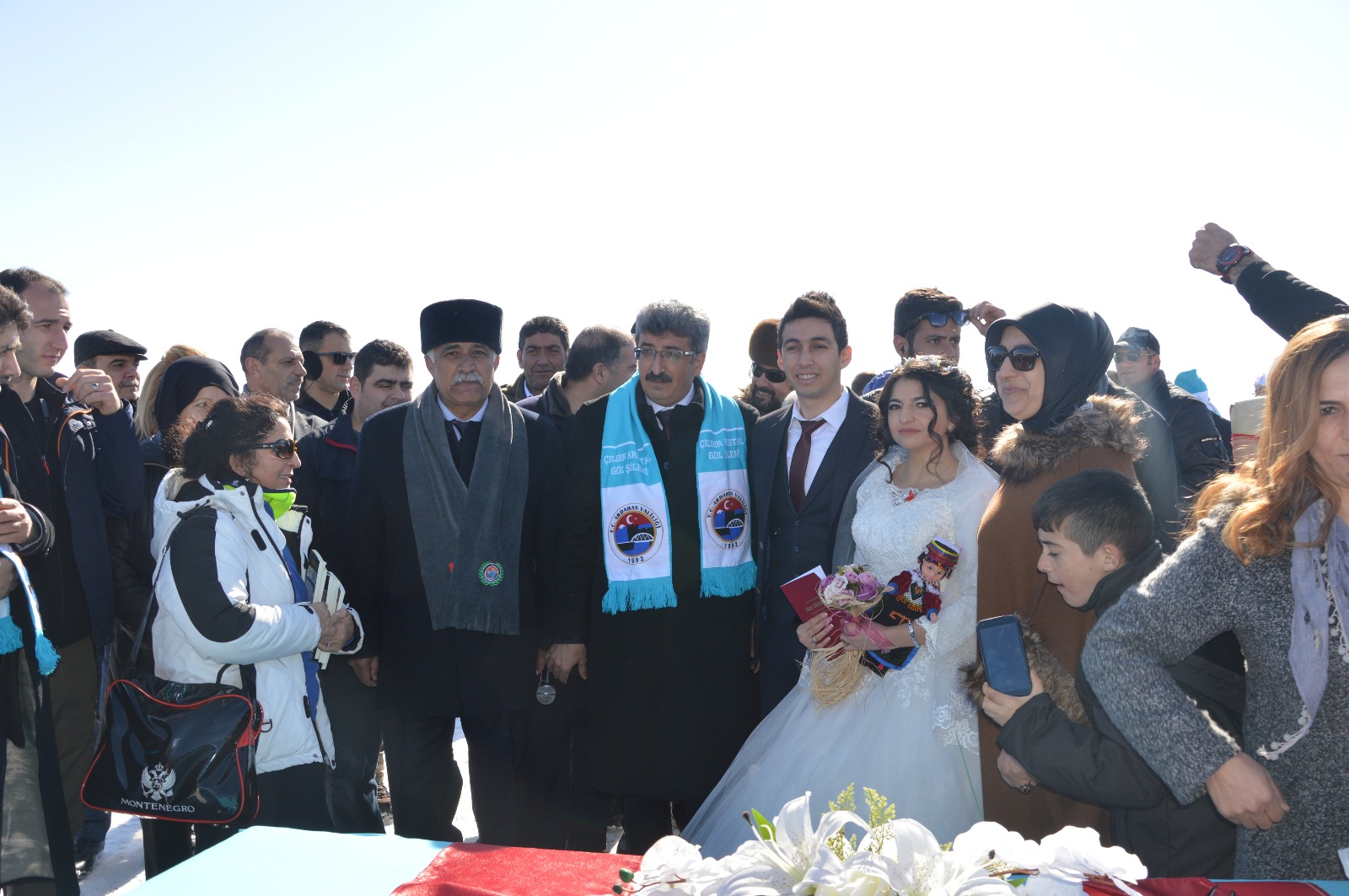 Donmuş Göl Üzerinde Nikah Kıydılar