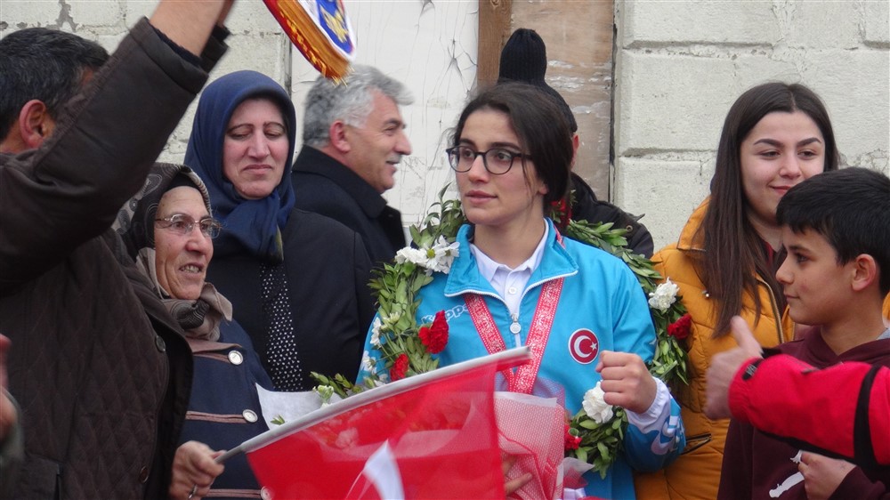 Dünya Üçüncüsü Bayan Boksör memleketi Kars’ta davullu zurnalı karşılandı