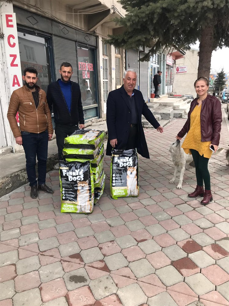 Erçetin Altay’dan sokak hayvanlarına bakan gönüllülere mama desteği