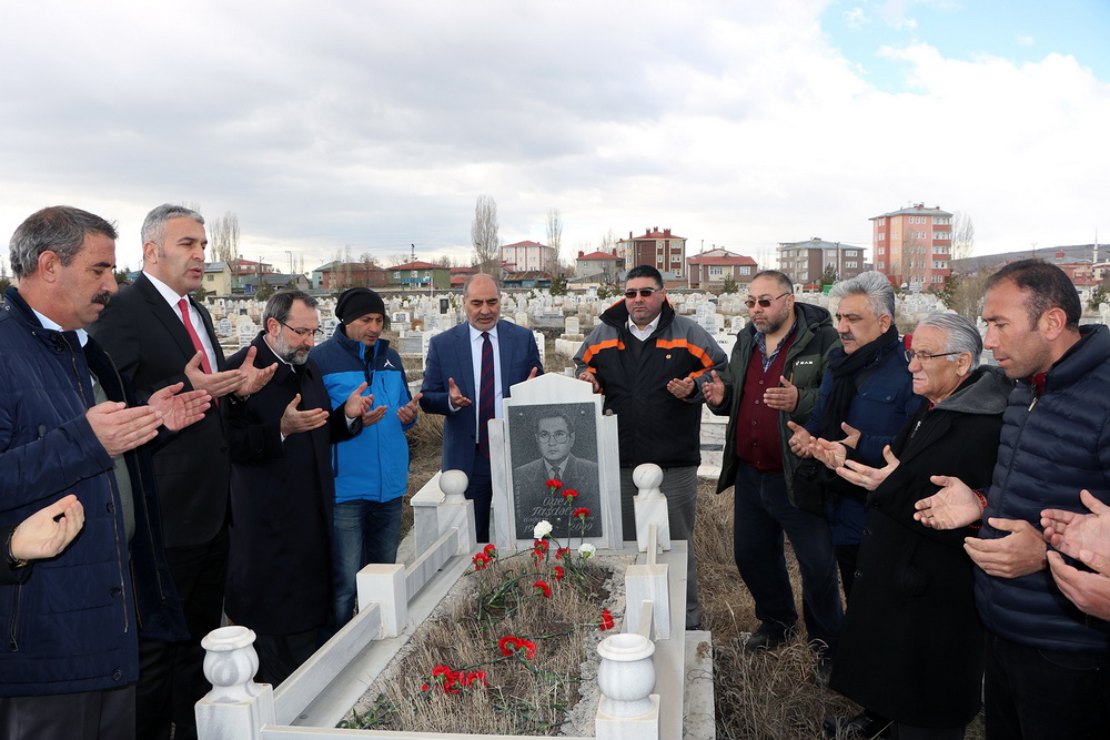 Gazeteci merhum Öner Daşdelen mezarı başında anıldı