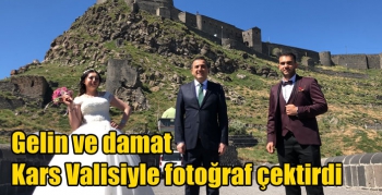 Gelin ve damat Kars Valisiyle fotoğraf çektirdi