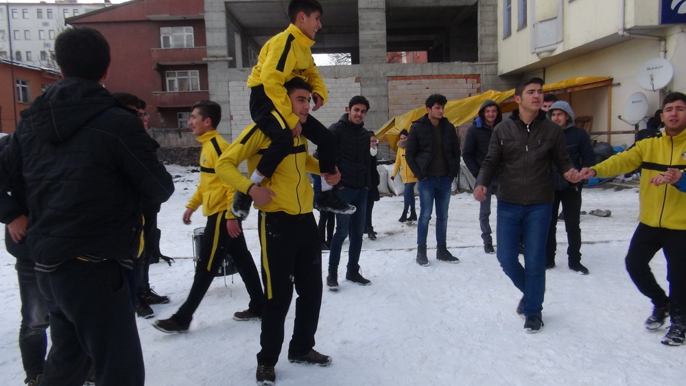 Halit Özer, Final Temel Lisesi Futsal Takımını Kutladı