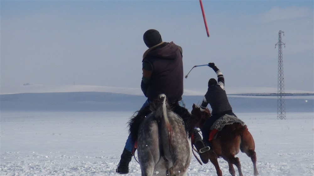 İzmirli fotoğraf tutkunları Kars’ta cirit izledi