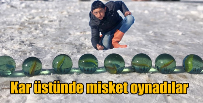 Kar üstünde misket oynadılar