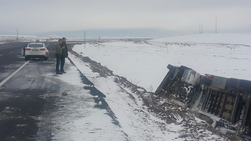 Kars Ardahan yolunda tır kazası