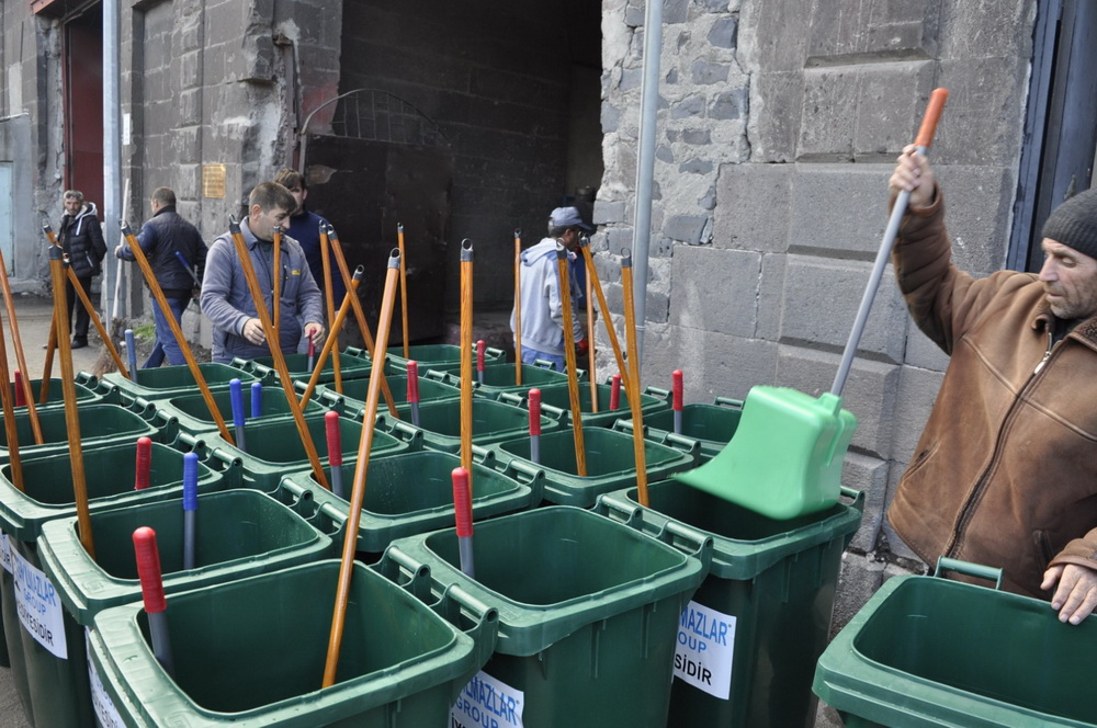 Kars Belediyesi Temizlik İşleri Müdürlüğüne Eryılmazlar Gruptan Destek