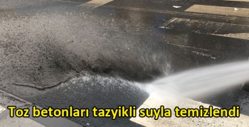 Kars caddelerinde biriken toz betonları tazyikli suyla temizlendi