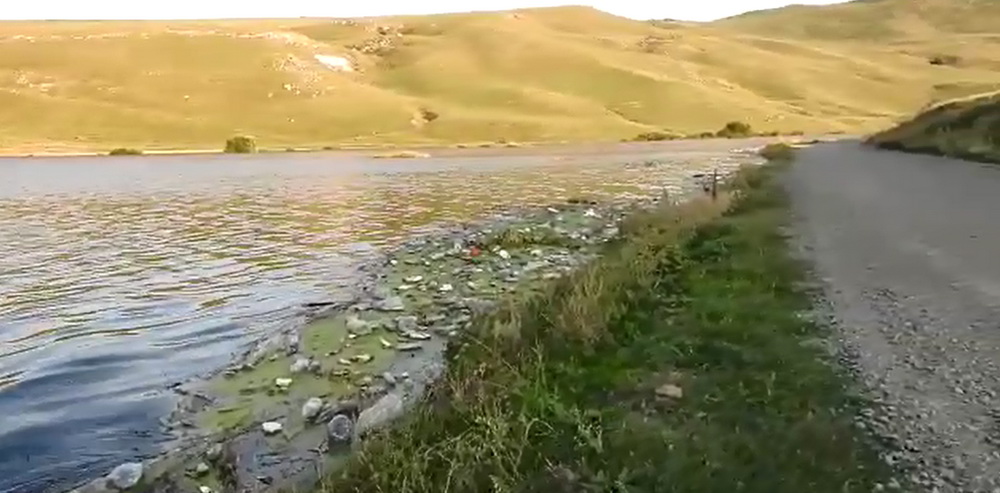 Kars çayı biriktirdiği çöpünü yeni baraja kustu!