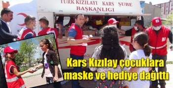 Kars Kızılay çocuklara maske ve hediye dağıttı