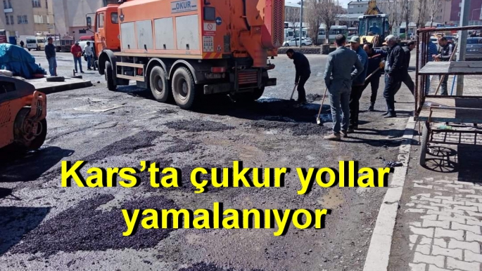 Kars’ta çukur yollar yamalanıyor