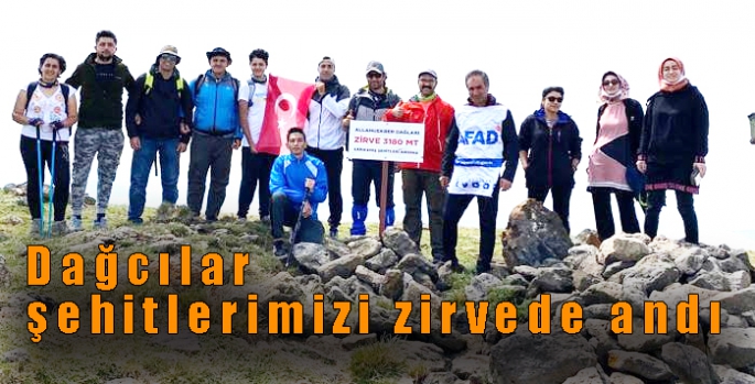 Kars’ta dağcılar şehitlerimizi zirvede andı