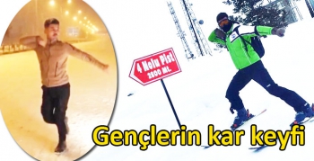 Kars’ta gençlerin kar keyfi