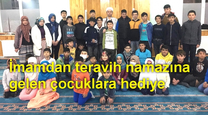 Kars’ta imamdan teravih namazına gelen çocuklara hediye