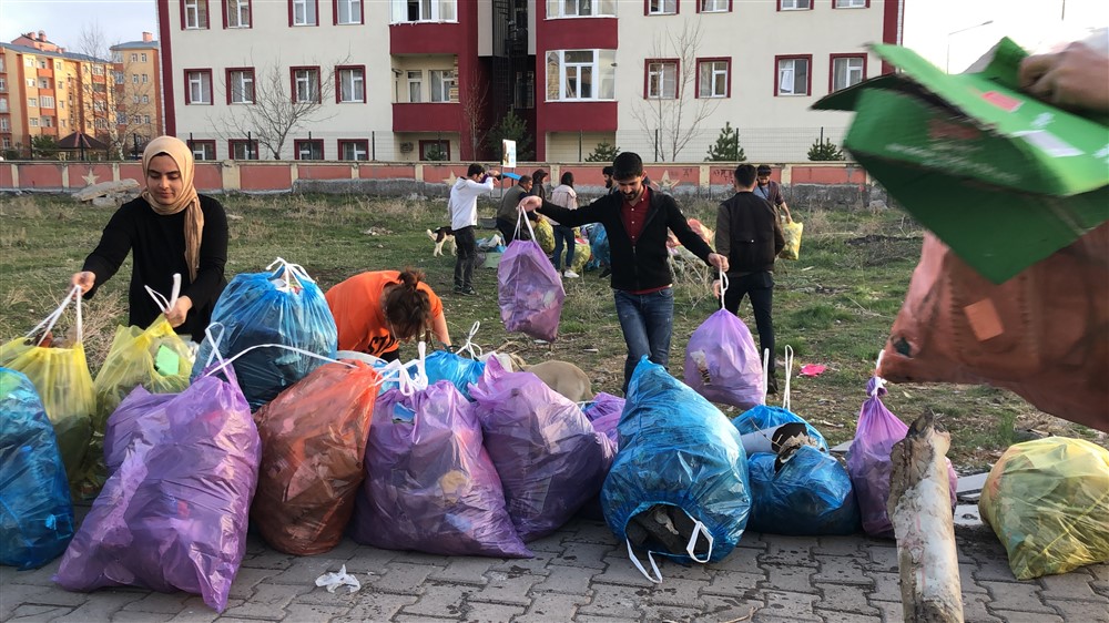 Kars’ta Poşet Tarlasına Üniversiteli Gençler El Attı