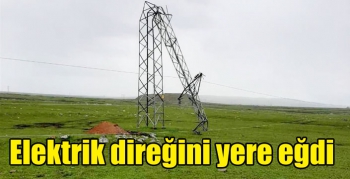 Kars’ta rüzgar, elektrik direğini yere eğdi