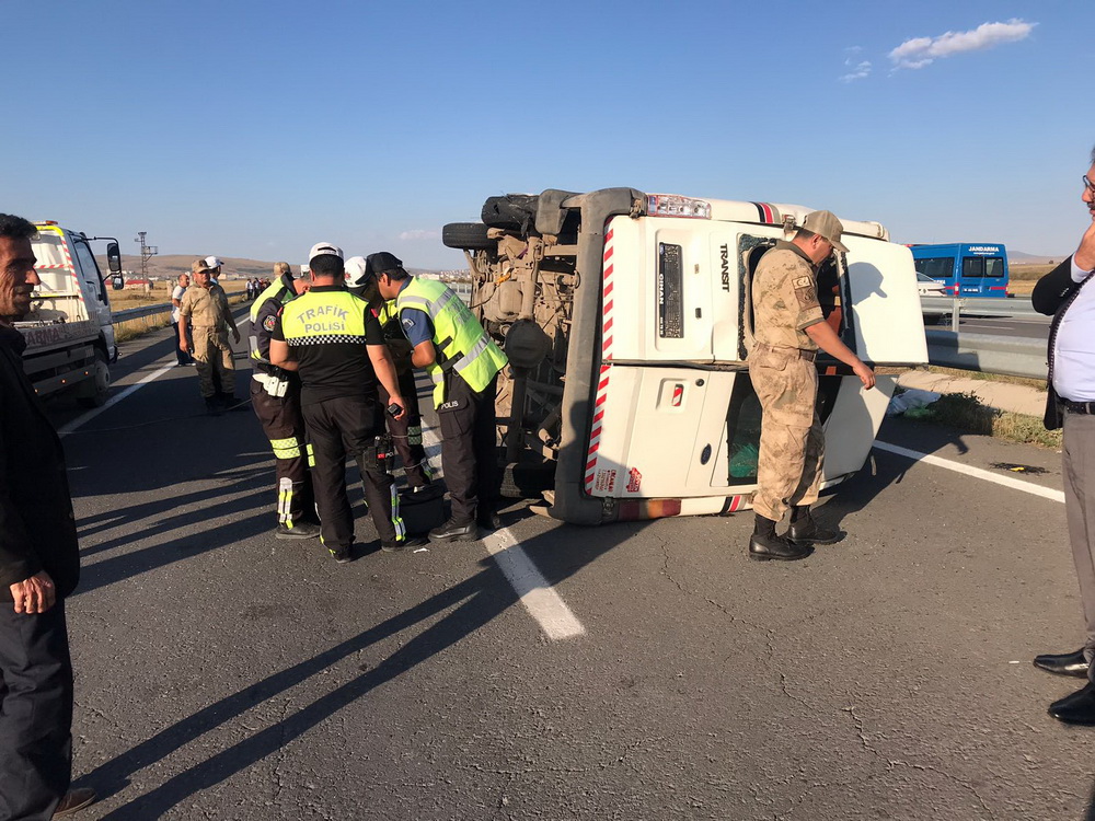 Kars’ta trafik kazası, minibüs devrildi 6 kişi yaralandı