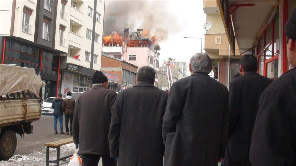 Kars’ta Yangın Çıkan Ev Kısa Sürede Küle Döndü