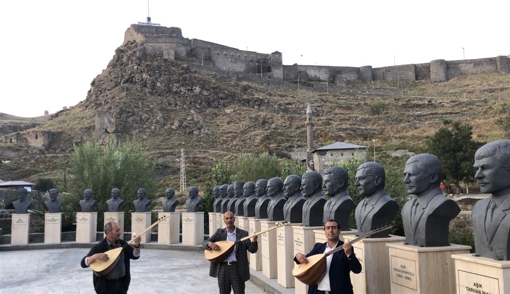 Kars’ta yaşamış ozanların büstleri dikildi