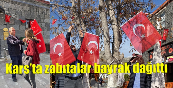 Kars’ta zabıtalar bayrak dağıttı