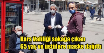 Kars Valiliği sokağa çıkan 65 yaş ve üstülere maske dağıttı