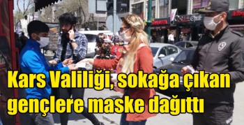 Kars Valiliği, sokağa çıkan gençlere maske dağıttı