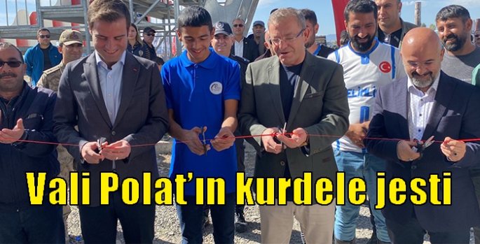 Kars Valisi Ziya Polat açılış kurdelesini sporcu gence kestirdi