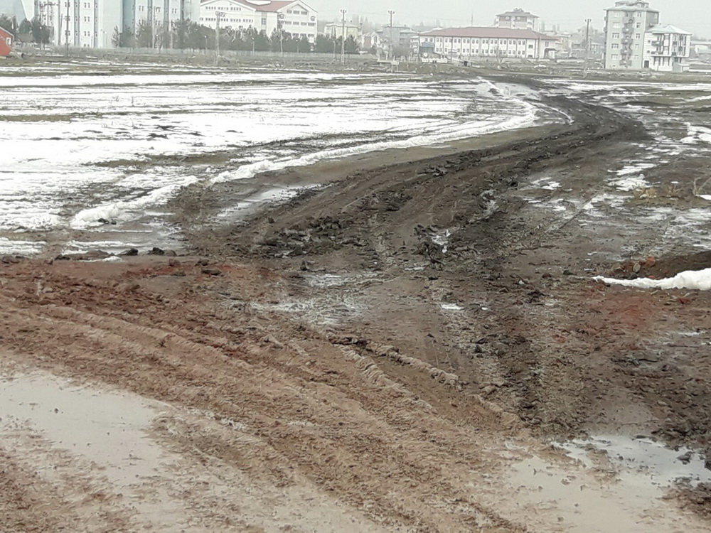 Kars Yarı Olimpik Yüzme Havuzuna ulaşım engeli