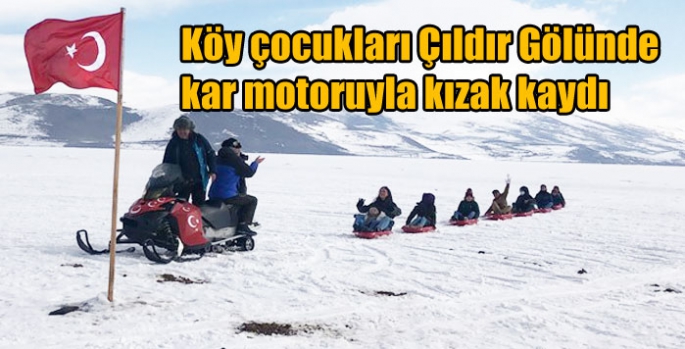 Köy çocukları Çıldır Gölünde kar motoruyla kızak kaydı