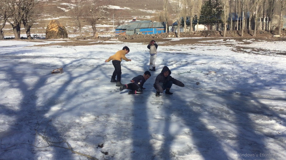 Köy çocuklarının kayak keyfi