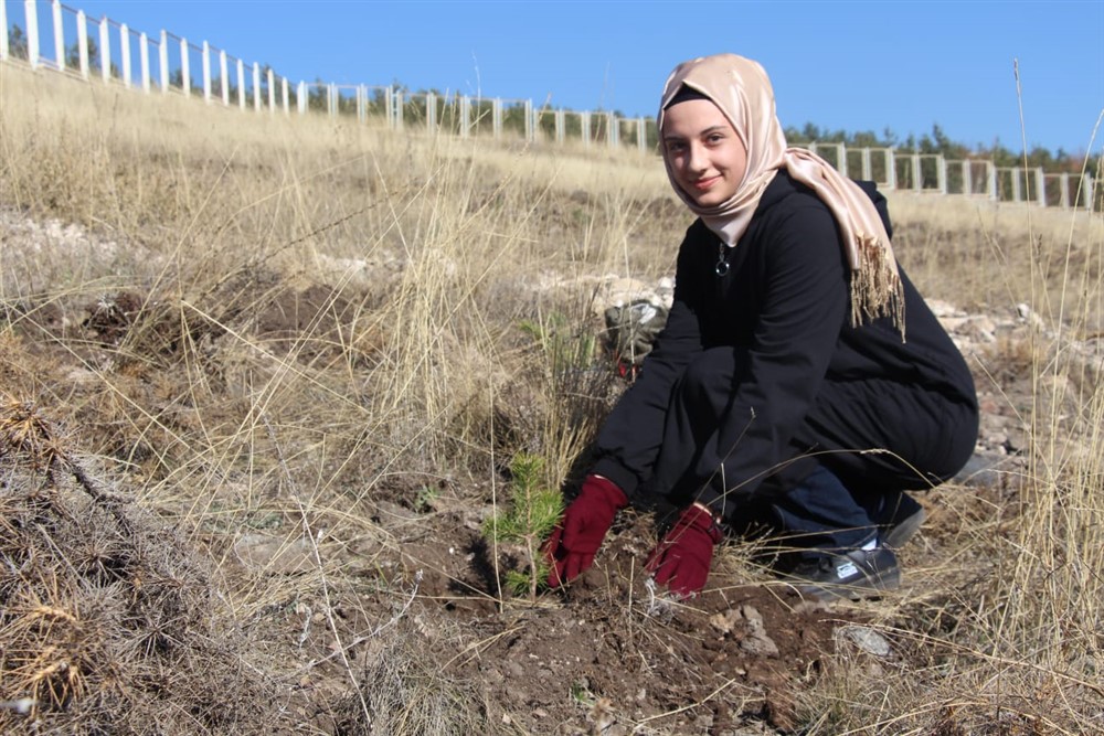 KYK’lı Öğrenciler Duayla Fidan Dikti