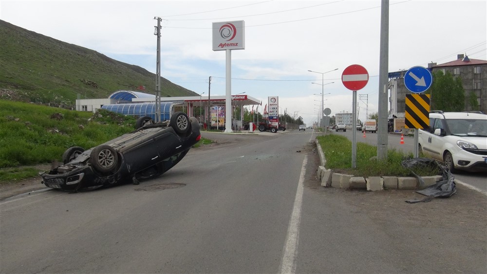 Lastiği patlayan otomobil refüje çarptı