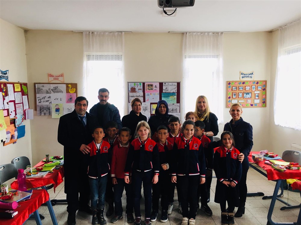 MHP Kars Kadın Kolları 23 Nisan’da çocukları unutmadı