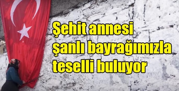 Şehit annesi şanlı bayrağımızla teselli buluyor