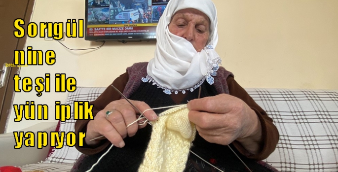Sorıgül nine teşi ile yün iplik yapıyor
