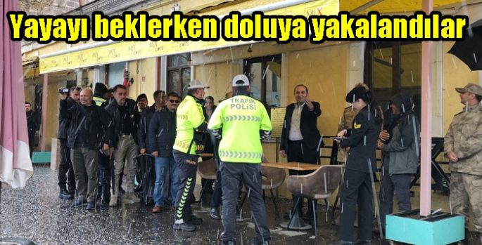 Yayayı beklerken doluya yakalandılar